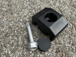 Kolmeosaline plastik kinnitusklamber